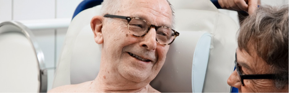 arjo-blog-5-tips-providing-hygiene-care-residents-dementia-img